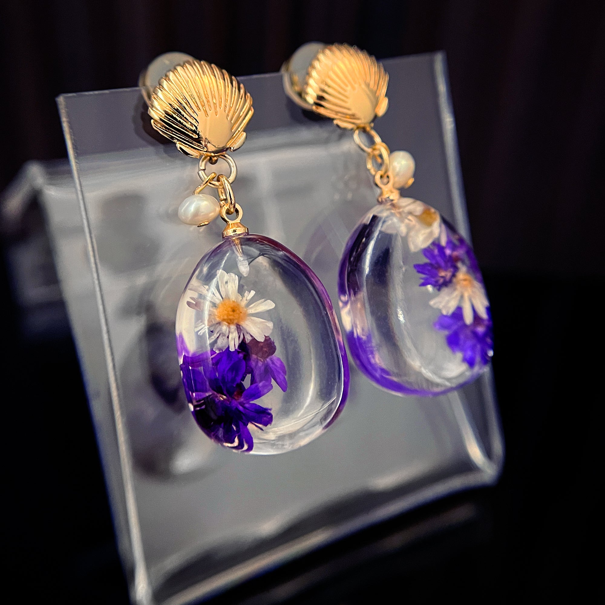 Clam Shell Top Dried Flower Resin Teardrop Earrings