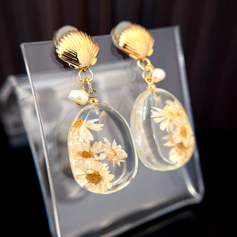 Clam Shell Top Dried Flower Resin Teardrop Earrings